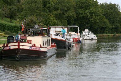 Cours-les-Barres - 2008; boats on the quay.