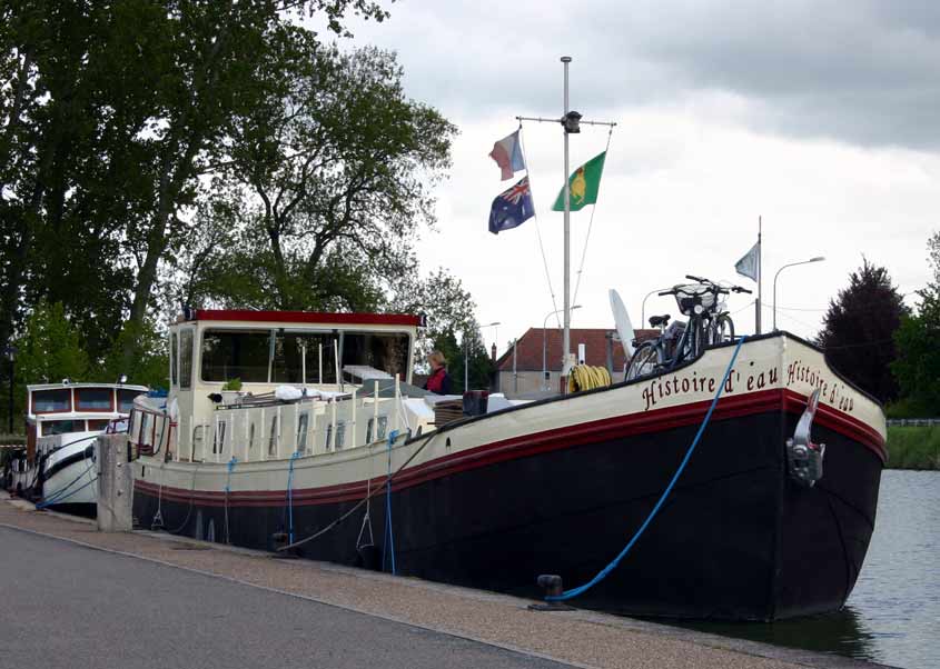 Histoire d'Eau moored in Paray on the Canal du Centre