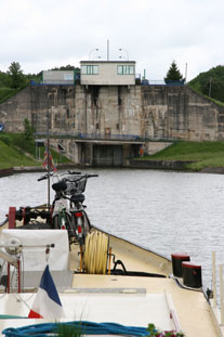 Operating the large lock between at Rechicourt-le-Chateau.