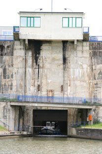 Operating the large lock between at Rechicourt-le-Chateau.