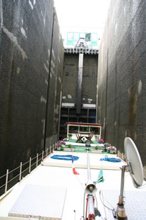 Operating the large lock between at Rechicourt-le-Chateau.