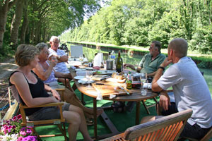 Lunch just pass Lock 11 on the 'Canal Lateral a la Marne'
